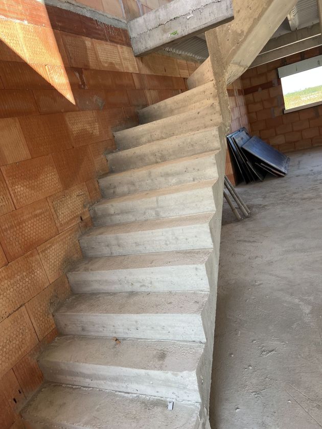Escalier béton coffré – Escalier, chantier FK Probat