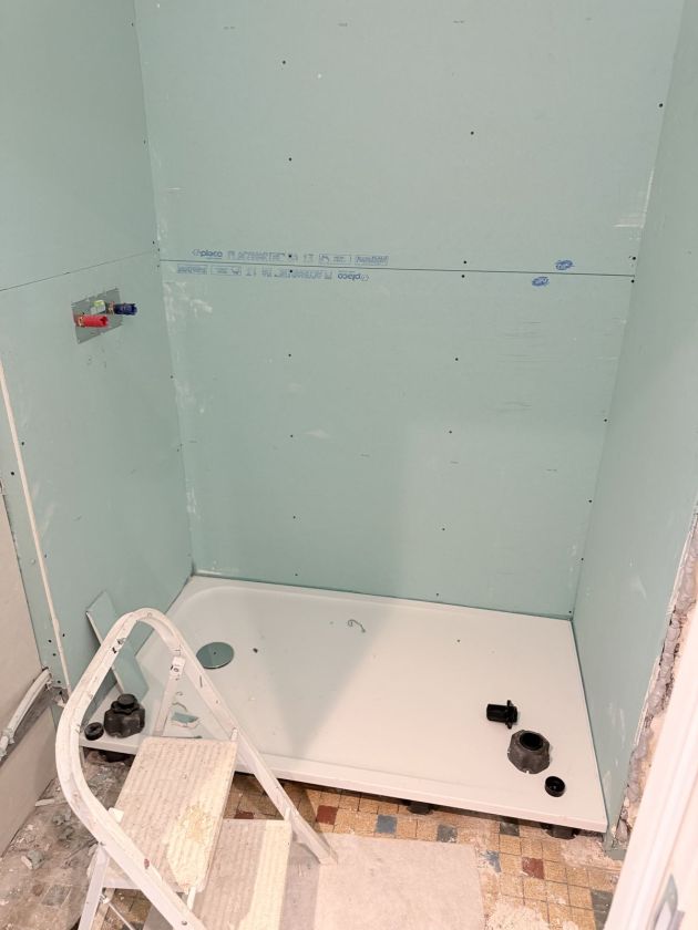 Plaques hydrofuges en salle de bain – Pièce humide, chantier FK Probat