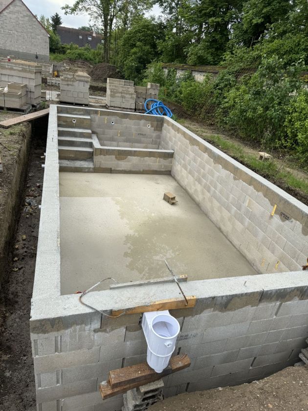 Bassin en blocs béton – Extérieur, chantier FK Probat