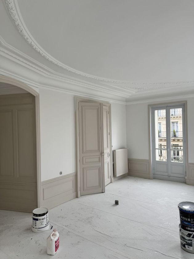 Salon haussmannien repeint – Appartement ancien, chantier FK Probat
