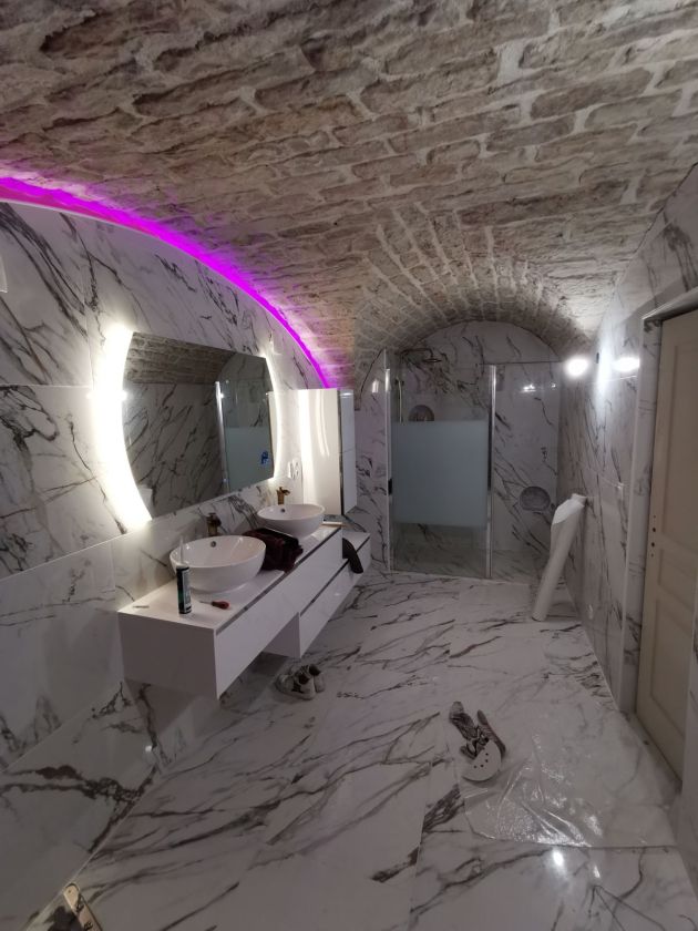 Salle de bain voûtée en marbre – Salle de bain, chantier FK Probat