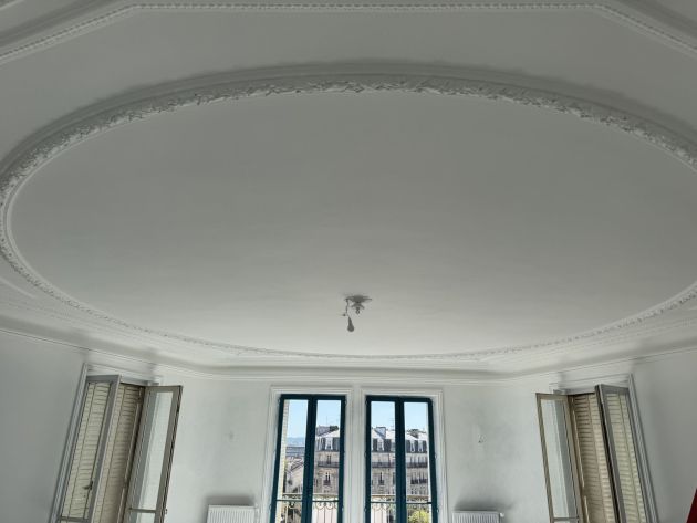Plafond à moulures – Appartement ancien, chantier FK Probat