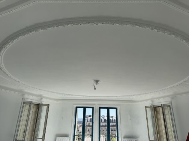 Plafond à moulures – Appartement ancien, chantier FK Probat