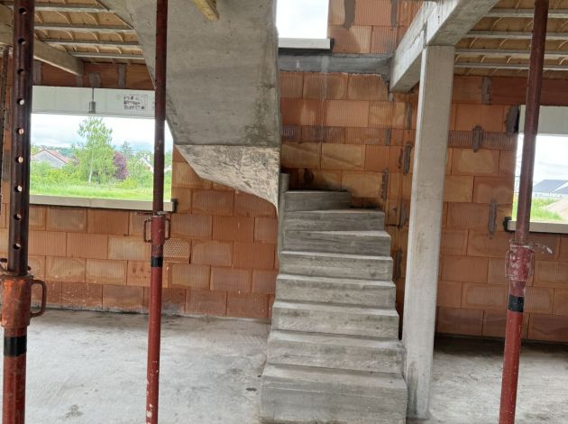 Escalier béton en cours – Gros œuvre, chantier FK Probat