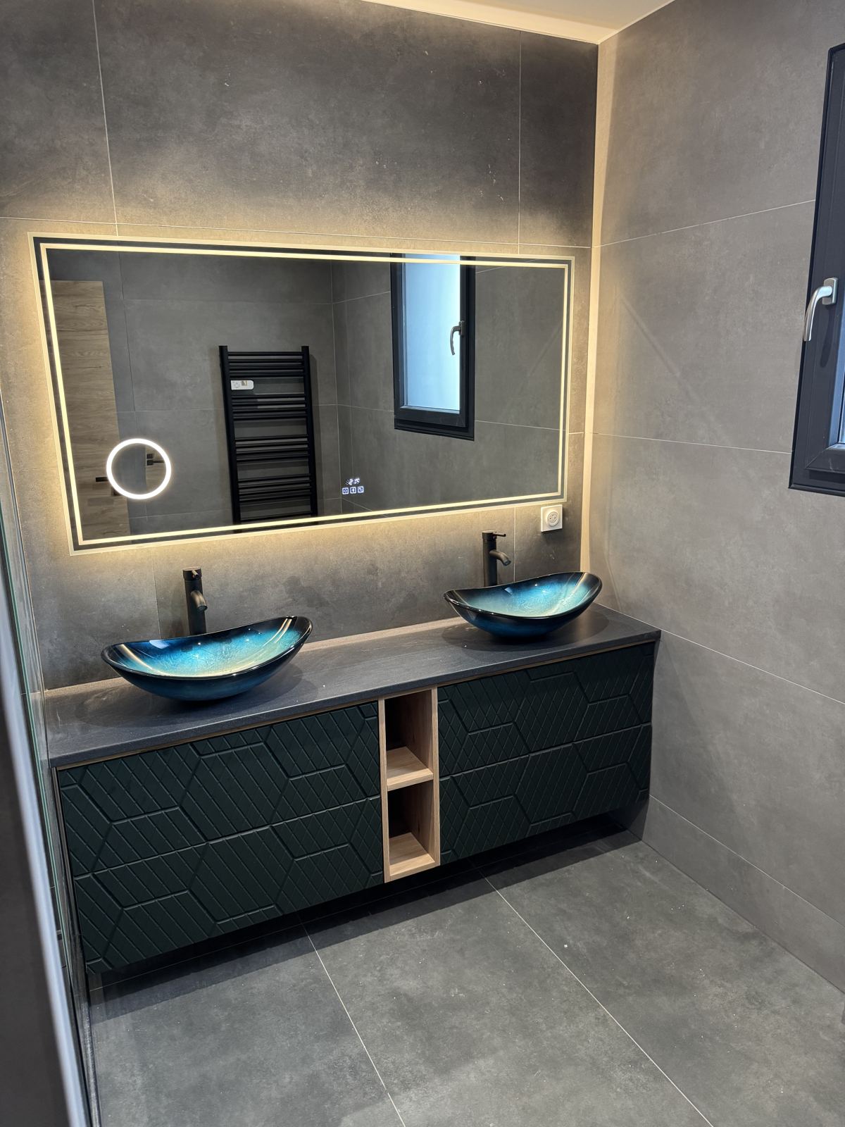 Double vasque et miroir lumineux – plomberie sanitaire par FK Probat près de Dijon
