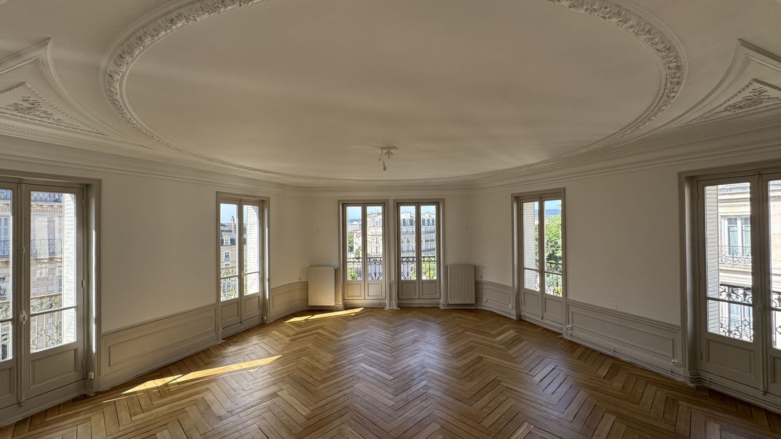 Salon d'un appartement haussmannien rénové à Dijon, parquet point de Hongrie